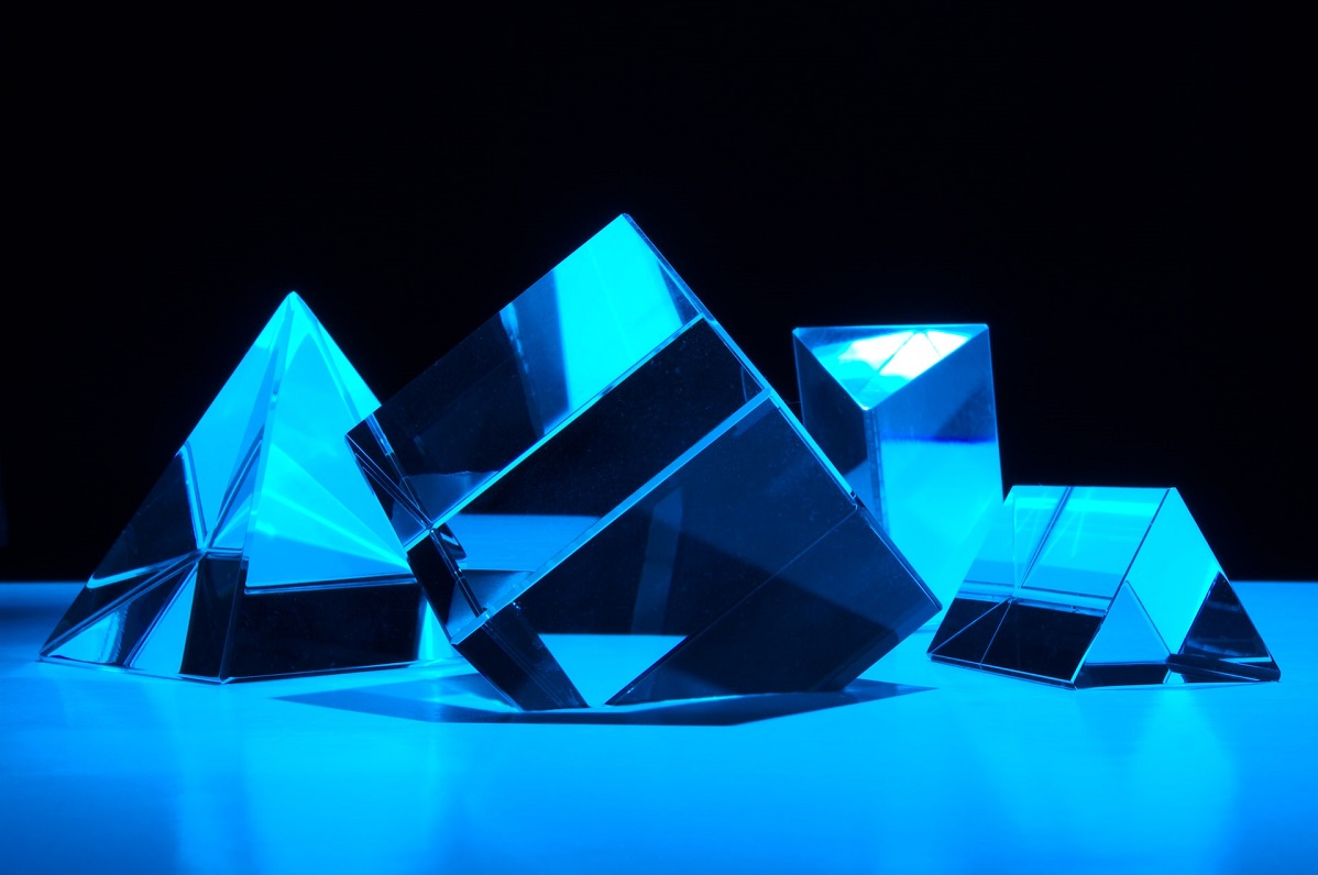 Нейросети в рекламе: от генерации креативов до аналитики –  кейсы и чек-лист 