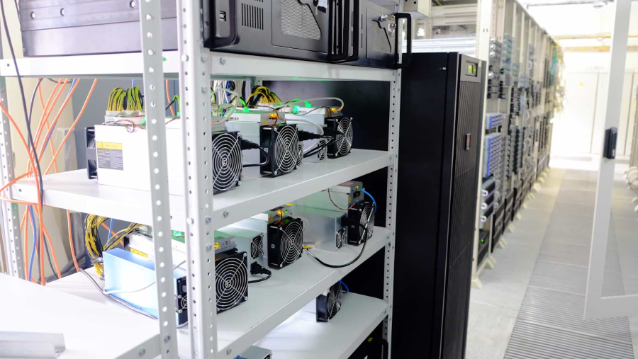 серверная с майнинг фермой