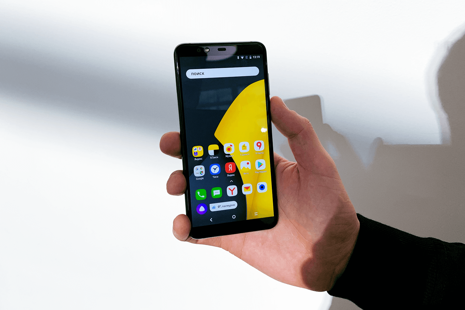 Фото яндекса телефона. Смартфон Яндекс.телефон черный (YNDX-000sb). Яндекс телефон. Смартфон от Яндекс. Отечественный смартфон.