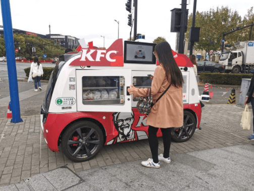 Сеть ресторанов быстрого питания KFC запустила в Китае беспилотные фургоны, в которых можно сделать и забрать заказ