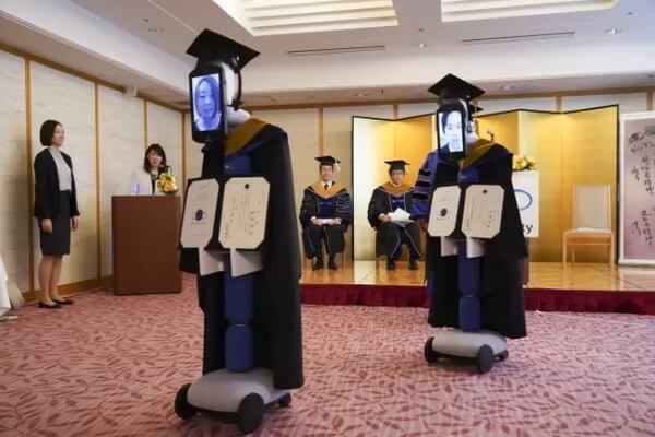 В японском университете Business Breakthrough University роботы посетили выпускной вместо студентов, вынужденных находиться на самоизоляции