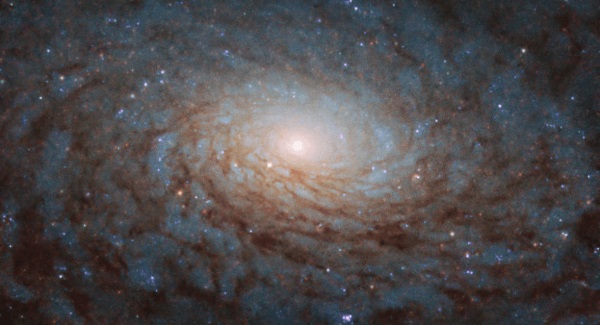 Галактика NGC 4380, которая выглядит «как эффект из фантастического фильма и закручивается в спираль словно зияющий портал в другое измерение»