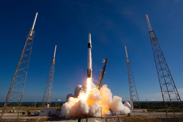 Организации, которым нужно отправить в космос спутники, могут арендовать части ракеты-носителя Falcon 9