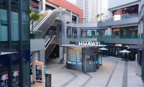 В магазине Huawei работают роботы вместо продавцов