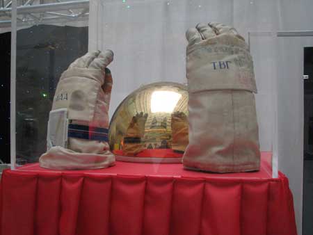слева - перчатка Александра Морозова 
